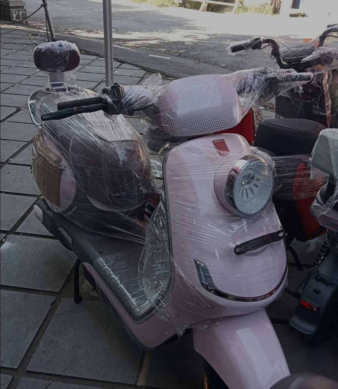 Sepeda Motor Listrik Uwinfly T80 Garansi Resmi Uwinfly - Hitam - Gambar 4